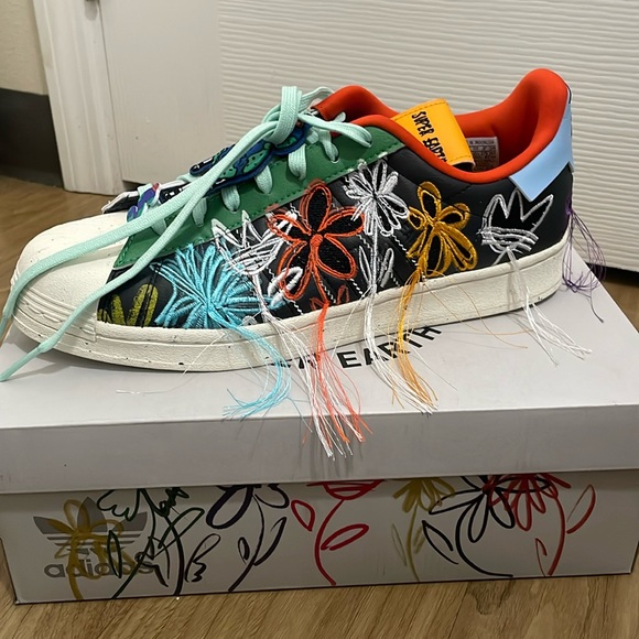 Super Earth Adidas - Picture 1 of 6